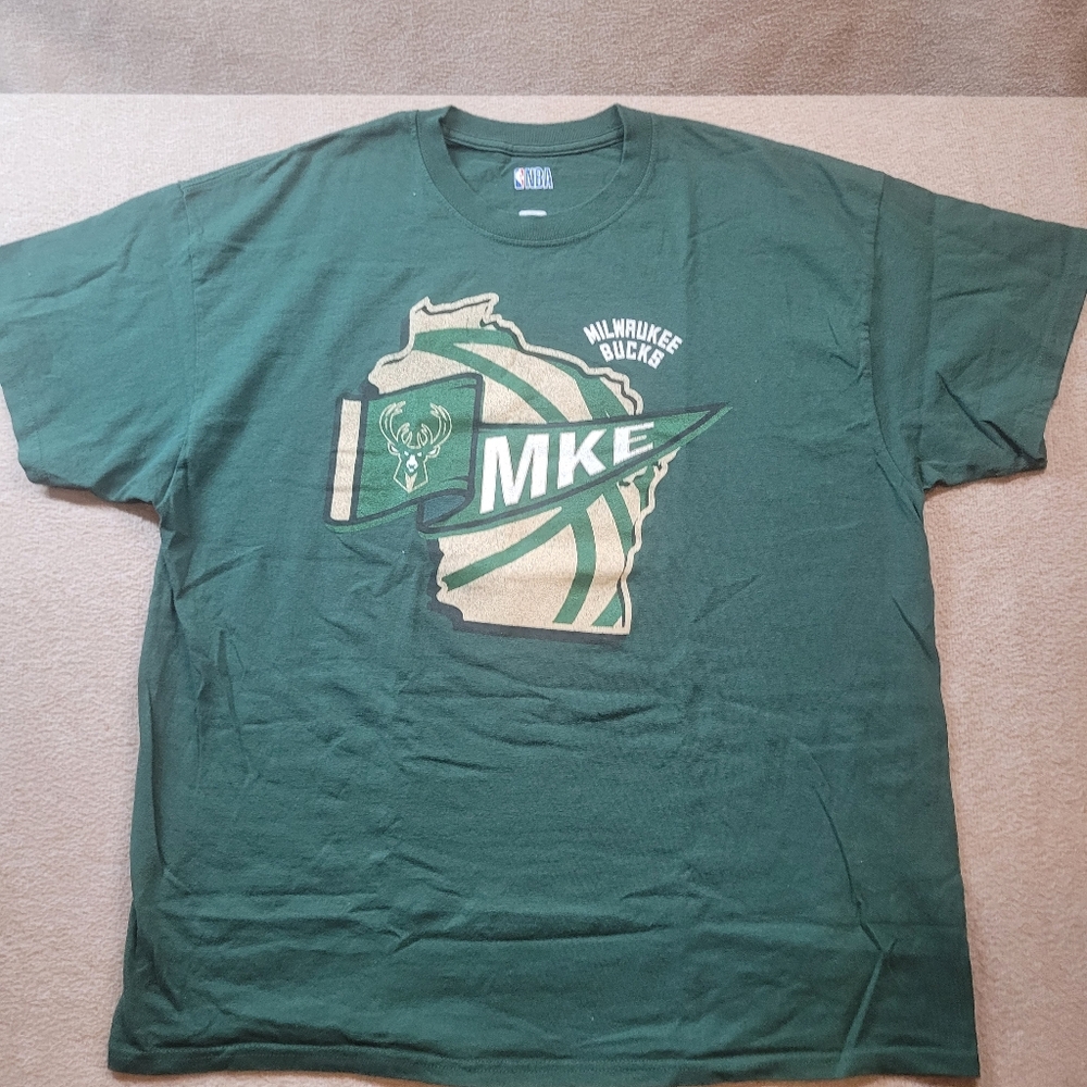 NBA. Milwaukee Bucks Green Graphic T-Shirt. Size XL‎